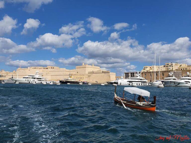 Kikötői hajózás Valletta körül