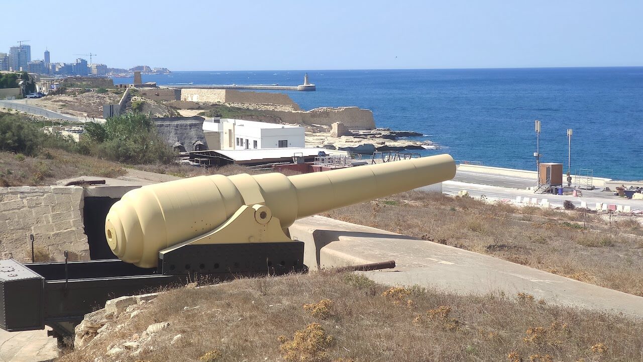100 tonnás ágyú távlatból háttérben a földközi tenger