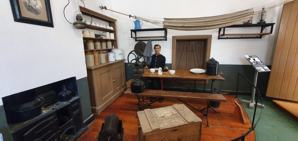 Fort Rinella múzeum, asztalnál ülő katona